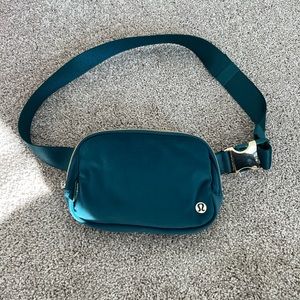 Lululemon green velour belt bag 1L